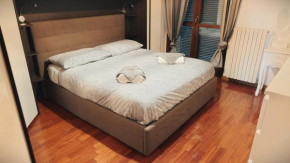 Near Metro and Train station for 6 people with parking and balcony super modern
